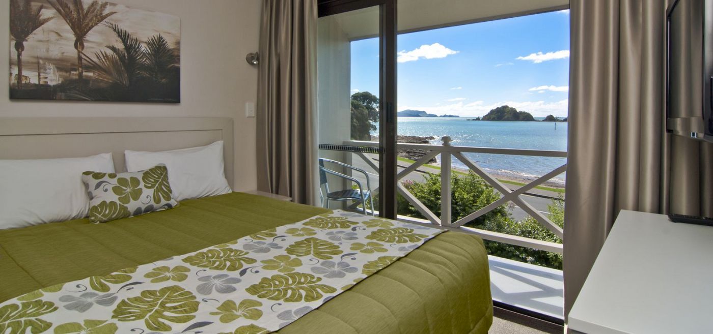 Waterfront Suit Bed & Balcony